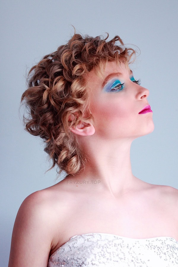 Fryzura #493809, krótkie kręcone włosy, curly shag, włosy w kolorze ciepłego, miodowego blondu, zdjęcie 1