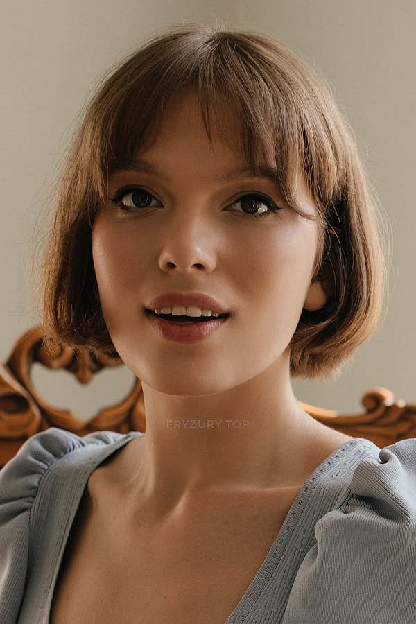 Fryzura #897791-1, to klasyczny bob z grzywką firanką tzw. curtain bangs, włosy w kolorze jasnego brązu, subtelne i delikatne uczesanie