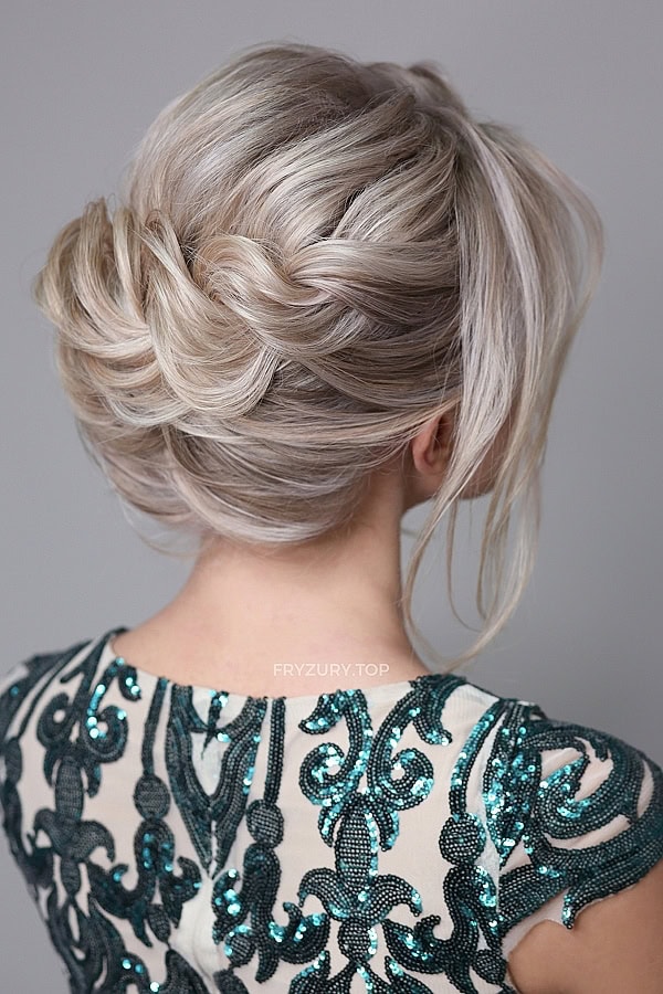 Fryzura #913609, eleganckie upięcie z kokiem i warkoczem. Włosy w kolorze blond z refleksami.