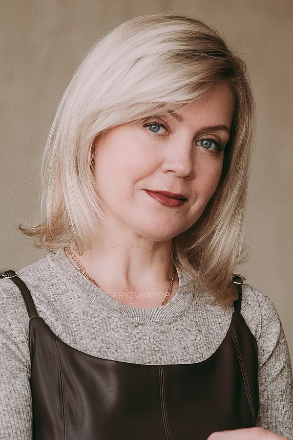 Fryzura #968157, cieniowany long bob z asymetryczną grzywką na bok, włosy do ramion w kolorze jasny blond, zdjęcie 1